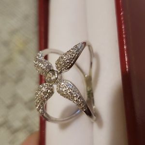 Anillo de plata de Ley 925,entrelazado terminando en un zircon ,Nuevo.Talla 6.5